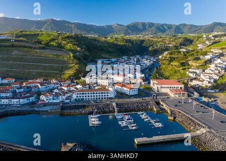 Luftaufnahme der Gemeinde Povoacao mit kleinem Hafen in Ilha de Sao Miguel, Azoren, Portugal. Stockfoto