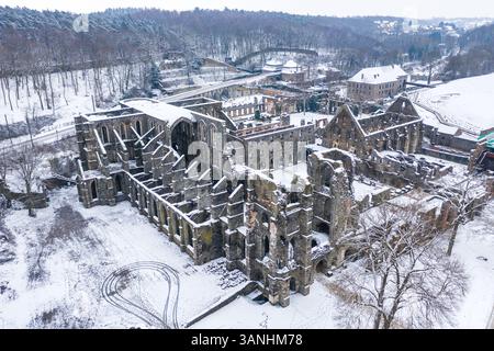 Aus der Vogelperspektive auf die Ruinen der Kapelle Saint Bernard in Villers-la-Ville, Wallonien Brabant, Brussel. Stockfoto