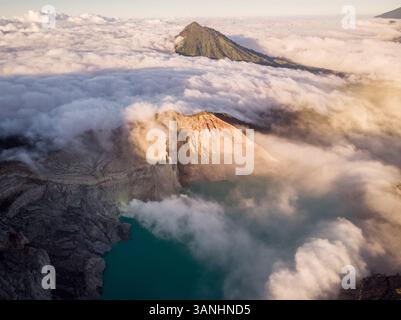 Aus der Vogelperspektive auf die Ijen-Bergkette mit ihrem Krater Kawah Ljen, bekannt für seine blauen Flammen an einem bewölkten Tag, Ost-Java, Indonesien. Stockfoto
