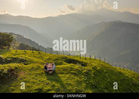 Salgar, Kolumbien - 29. Februar 2020: Aus der Vogelperspektive einer Gruppe von Freunden beim Essen auf einem Hügel mit einer wunderschönen Landschaft im Hintergrund, Antioquia, Kolumbien. Stockfoto