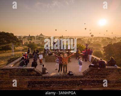Nyaung-U, Myanmar - 5. Februar 2019: Aus der Vogelperspektive eines Paares, das ein Selfie mit einem Heißluftball auf dem buddhistischen Tempel Gu Byauk NGE macht Stockfoto