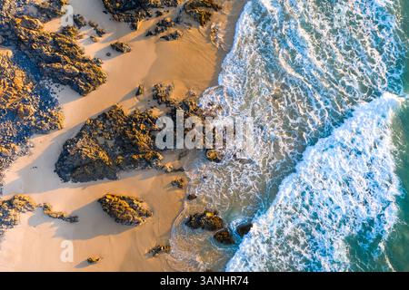 Aus der Vogelperspektive auf den Strand von Noosa Rocks in Australien. Stockfoto