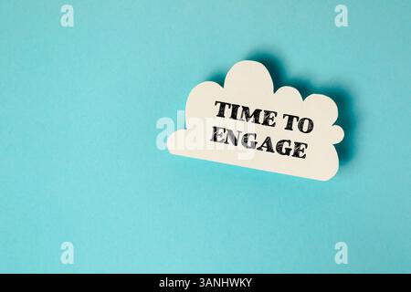 Weiße Wolke mit den Worten „Time to Engage“. Konzept der Dringlichkeit und Bedeutung, das darauf hindeutet, dass es an der Zeit ist, Maßnahmen zu ergreifen oder sich einzumischen Stockfoto