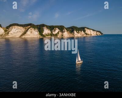 Aus der Vogelperspektive auf das Segelboot an einem klaren und sonnigen Morgen in der Nähe der weißen Klippen von Mons Klint, Dänemark. Stockfoto