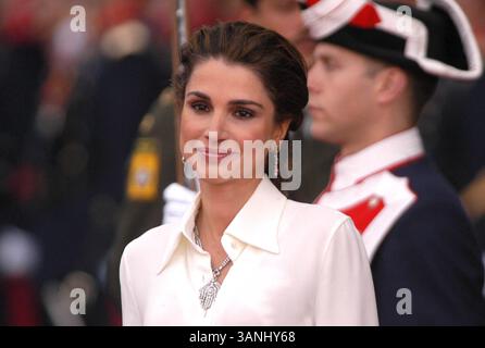 22. MAI 2004 - MADRID, SPANIEN - K37481.Â ©ALFAQUI/LINKUK.COM/000803 22/2004.KÖNIGIN RANIA VON JORDANIEN.-KÖNIGLICHE HOCHZEIT PRINZ FELIP VON SPANIEN & LETIZIA ORTIZ.-CATHERDRAL DE LA ALMUDENA, MADRID, SPANIEN. (Kreditbild: © Globe Photos/ZUMAPRESS.com) Stockfoto
