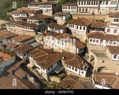 Blick aus der Vogelperspektive auf das malerische Mangalem mit traditioneller osmanischer Architektur und bezaubernden Steinhäusern, Berat, Albanien. Stockfoto