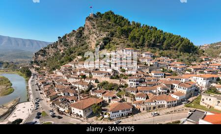Aus der Vogelperspektive auf Mangalem mit Schloss Berat und traditionellen Steinbauten, Berat, Berat, Albanien. Stockfoto