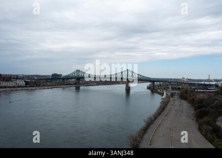 Blick aus der Vogelperspektive auf die berühmte jacques cartier Brücke über den ruhigen saint lawrence Fluss mit einer malerischen Stadtlandschaft von Old montreal, montreal, kanada. Stockfoto