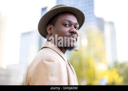 Porträt eines gutaussehenden Mannes mit Hut in der Stadt Stockfoto