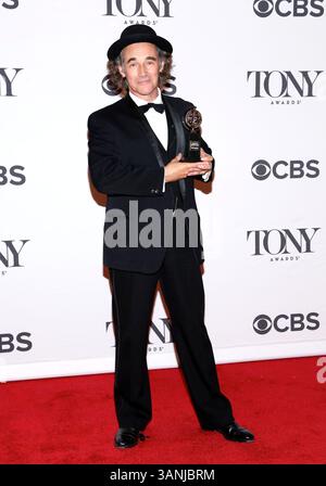 Mark Rylance (Gewinner des Tony Award für den besten Schauspieler für die „Twelfth Night“) im Presseraum während der 68. Jährlichen Tony Awards in New York City am 8. Juni 2014 Stockfoto