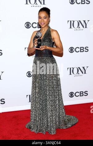 Sophie Okonedo (Preisträgerin des Tony Award for Best Performance einer Schauspielerin in einer Hauptrolle in einem Stück für „A Raisin in the Sun“) im Pressesaal während der 68. Jährlichen Tony Awards in New York City am 8. Juni 2014 Stockfoto