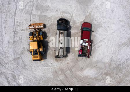 Luftaufnahme der Stavola Aggregate Supply-Baustelle mit schweren Maschinen und Fahrzeugen, Fellsmere, USA. Stockfoto