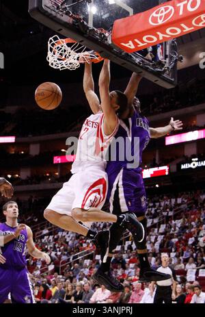 5. April 2011: Kevin Martin (12), der Garant der Houston Rockets, wirft einen Dunk hinter Marcus Thornton (23) der Sacramento Kings, während der ersten Hälfte des NBA-Basketballspiels zwischen den Sacramento Kings und den Houston Rockets im Toyota Center in Houston, Texas. (Bild: © Andrew Richardson/Cal Sport Media/ZUMAPRESS.com) Stockfoto