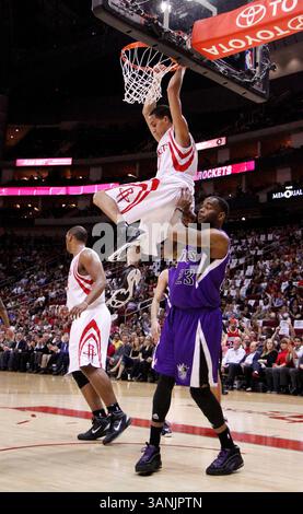 5. April 2011: Kevin Martin (12), der Garant der Houston Rockets, wirft einen Dunk hinter Marcus Thornton (23) der Sacramento Kings, während der ersten Hälfte des NBA-Basketballspiels zwischen den Sacramento Kings und den Houston Rockets im Toyota Center in Houston, Texas. (Bild: © Andrew Richardson/Cal Sport Media/ZUMAPRESS.com) Stockfoto