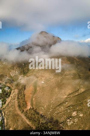 Panoramablick auf den Lion's Head Berg in niedriger Wolke, Kapstadt, Südafrika. Stockfoto