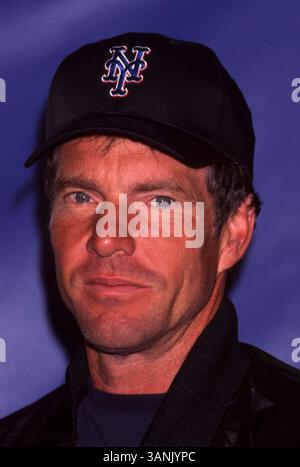 April 2000; New York, New York, USA; Schauspieler DENNIS QUAID, Star des neuen Films „Frequency“ bei der Pressekonferenz der New York Mets am Eröffnungstag im Shea Stadium. Stockfoto