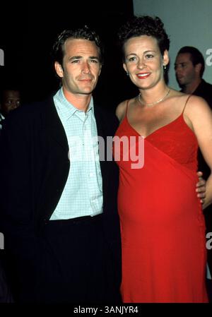 April 2000; Beverly Hills, CA, USA; Beverly Hills 90210 Wrap Up Party: Schauspieler LUKE PERRY und Ehefrau MINNIE. Stockfoto