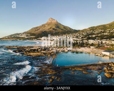 Luftaufnahme des Camps Bay Gezeitenpools im Sommer mit Lion’s Head im Hintergrund, Kapstadt, Südafrika. Stockfoto