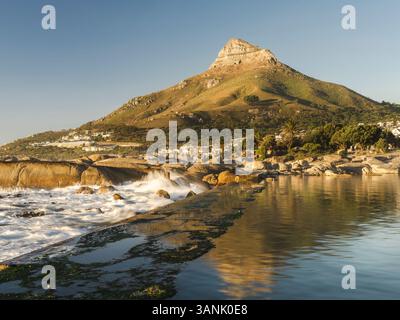 Luftaufnahme des Camps Bay Gezeitenpools im Sommer mit Lion’s Head im Hintergrund, Kapstadt, Südafrika. Stockfoto