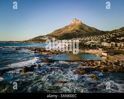 Luftaufnahme des Gezeitenpools Camps Bay mit Lion’s Head im Hintergrund, Kapstadt, Südafrika. Stockfoto