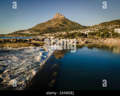 Luftaufnahme des Camps Bay Gezeitenpools im Sommer mit Lion’s Head im Hintergrund, Kapstadt, Südafrika. Stockfoto