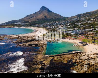 Aus der Vogelperspektive auf Camps Bay, ein Gezeitenbecken in der Nähe des Lions Head Mountain im Sommer, Kapstadt, Südafrika. Stockfoto