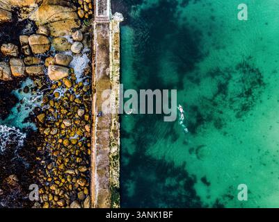 Aus der Vogelperspektive der Schwimmer im Camps Bay Tidal Pool, Kapstadt, Südafrika Stockfoto