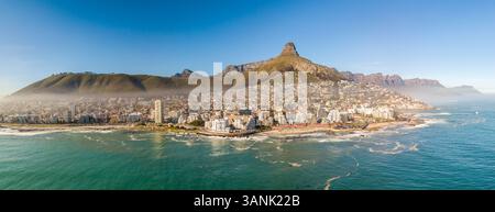 Panoramablick auf Lions Head und Tafelberg von Sea Point Kapstadt, Südafrika Stockfoto