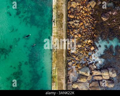 Luftaufnahme Camps Bay Tidal Pool, Kapstadt, Südafrika Stockfoto