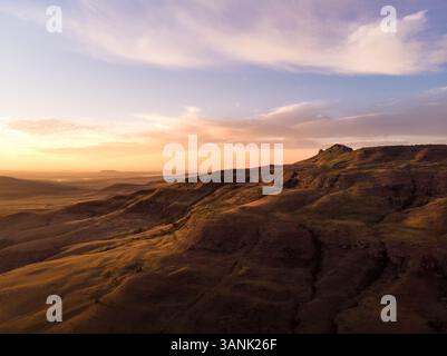 Aus der Vogelperspektive des Sonnenaufgangs von Kamel's Hump im Norden von Drakensberg, Südafrika Stockfoto