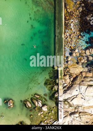 Aus der Vogelperspektive der Schwimmer im Camps Bay Tidal Pool, Kapstadt, Südafrika Stockfoto