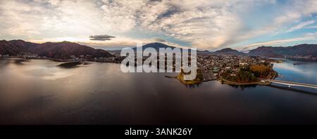 Vertikaler Panoramablick auf den Fuji vom Kawaguchiko See, Yamanashi, Japan. Stockfoto