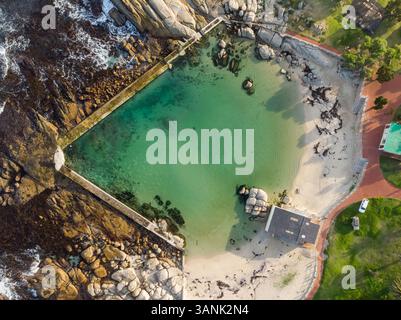 Vogelansicht des Lagers Bay Gezeitenpools, Kapstadt, Südafrika. Stockfoto