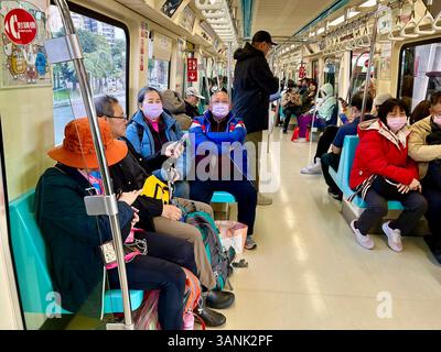 Taipei, Taiwan, Menschenmenge, Touristen, Sitzen, Metrozug befahren, innen, Szenen, Tamsui-Bezirk, Röhre, geschäftiger multikultureller Menschenzugverkehr Stockfoto