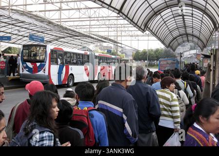 Juni 2011 - Quito, Pichincha, Ecuador - Quito Ecuador..15.06.2011..SecciÃ³n Quito PlayOn de la Marin personas esperando los Busse de la Ecovia en horas de la maÃ±ana, falta de unidades, en la foto. Personas realizan largas filas para subir al Bus del Ecovia. Foto BolÃ­var VÃsquez El Comercio (Foto: © El Comercio/GDA/ZUMAPRESS.com) Stockfoto
