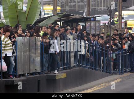 Juni 2011 - Quito, Pichincha, Ecuador - Quito Ecuador..15.06.2011..SecciÃ³n Quito PlayOn de la Marin personas esperando los Busse de la Ecovia en horas de la maÃ±ana, falta de unidades, en la foto. Personas realizan largas filas para subir al Bus del Ecovia. Foto BolÃ­var VÃsquez El Comercio (Foto: © El Comercio/GDA/ZUMAPRESS.com) Stockfoto
