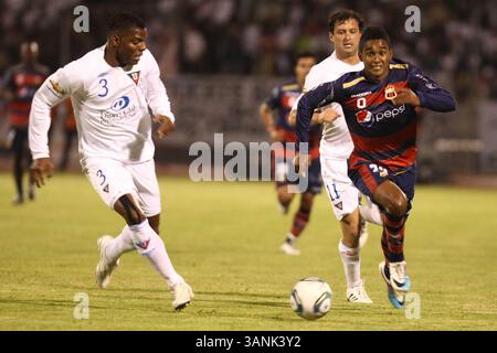 15. Juni 2011 - Ibarra, Ecuador - IBARRA. 15/06/2011. DEPORTES...CAMPEONATO ECUATORIANO DE FUTBOL. LIGA DEPORTIVA UNIVERSITARIA VS DEPORTIVO QUITO EN EL ESTADIO OLIMPICO CIUDAD DE IBARRA/FOTO: DIEGO PALLERO (BILD: © EL COMERCIO/GDA/ZUMAPRESS.COM) Stockfoto