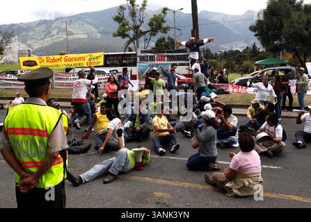 JUNI 2011 - ECUADOR - QUITO 15 DE JUNIO DEL 2011..PLANTON , MARCHA , CRUCIFICCION DE EX TRABAJADORES DE CERVECERIA NACIONAL, FRENTE AL EDIFICIO DE LA CORTE CONSTITUCIONAL...EN LA FOTO CRUCIFICADO GABRIEL SEGOVIA...FOTO GUILLERMO CORRAL NEIRA EL COMERCIO. (Kreditbild: © El Comercio/GDA/ZUMAPRESS.com) Stockfoto