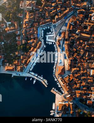 Blick aus der Vogelperspektive auf Cres, eine wunderschöne Küstenstadt mit historischem Hafen und orangen Dächern, Primorje-Gorski Kotar, Kroatien. Stockfoto