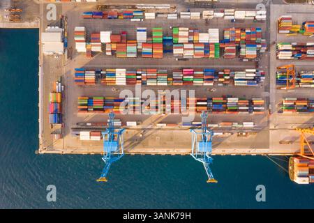 Luftaufnahme des Containerterminals Adriatic Gate, Rijeka, Kroatien. Stockfoto