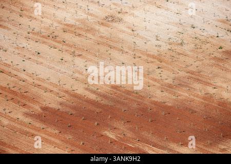 Luftaufnahme abstrakter Muster und Texturen karger Böden in einer ländlichen Landschaft, Pula, Istrien, Kroatien. Stockfoto