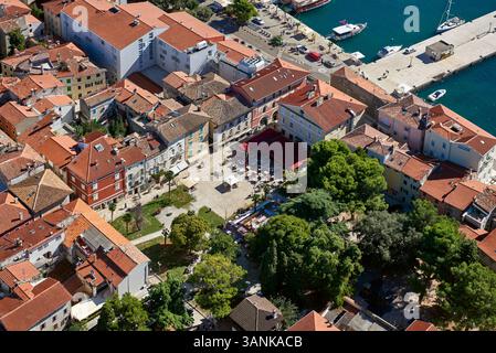 Blick aus der Vogelperspektive auf die Altstadt mit venezianischen Gebäuden, Dächern, Hafen, Booten, Bäumen, und Square, Porec, Istrien, Kroatien. Stockfoto