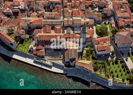 Aus der Vogelperspektive auf die Euphrasische Basilika, Dächer und das Meer in Porec, Istrien, Kroatien. Stockfoto