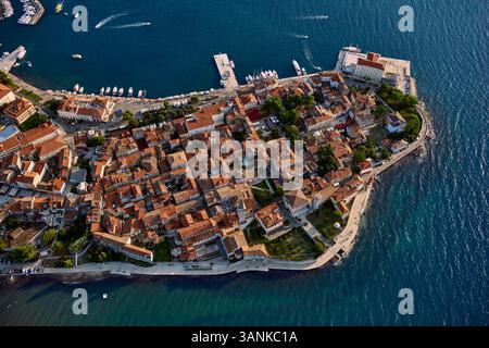 Blick aus der Vogelperspektive auf die historische Stadt Porec mit Mittelmeer, Dächern, Küste und Booten, Istrien, Kroatien. Stockfoto