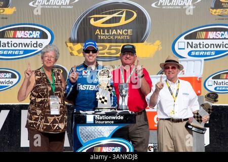Brooklyn, MI – 18. Juni 2011: Carl Edwards (60) gewinnt den Alliance Truck Parts 250 auf dem Michigan International Speedway in Brooklyn, MI. (Kreditbild: © ASP/Cal Sport Media/ZUMAPRESS.com) Stockfoto