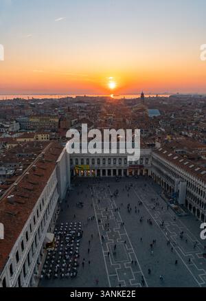 Blick aus der Vogelperspektive auf den Markusplatz bei Sonnenuntergang mit schöner Skyline und historischen Gebäuden, Venezia, Italien. Stockfoto