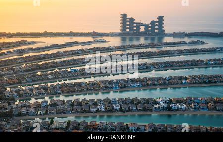 Blick aus der Vogelperspektive auf das luxuriöse Atlantis The Royal Resort und Palm Jumeirah Island in der Dämmerung, Dubai, Vereinigte Arabische Emirate. Stockfoto