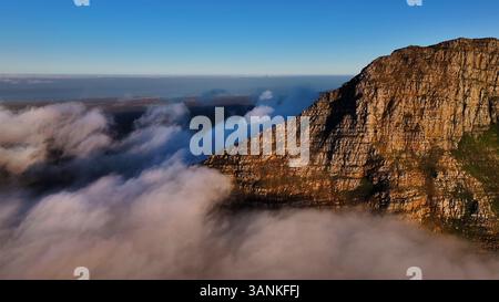 Aus der Vogelperspektive auf die Berglandschaft der Küste mit Wolken am Cape Good Hope, Kapstadt, Westkap, Südafrika. Stockfoto