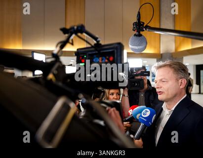 DEN HAAG - Pieter Omtzigt (NSC) kommt nach der wöchentlichen Fragestunde im Repräsentantenhaus zur Abstimmung. ANP SEM VAN DER WAL niederlande aus - belgien aus Stockfoto