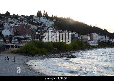 Die Küste der Bergstadt Bariloche am Nahuel Huapi See in der argentinischen Region Patagonien. Stockfoto